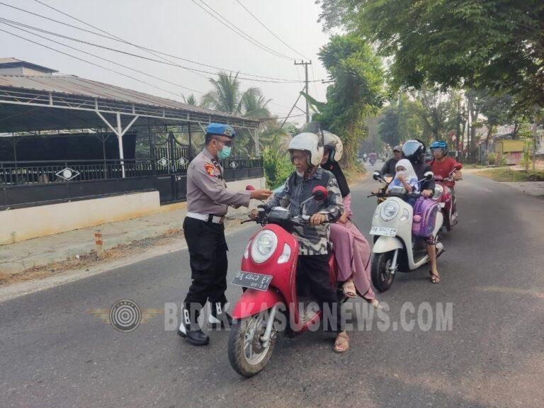 Kabut Asap Karhutla Menyelimuti HSU, Polsek Amuntai Tengah Bagikan Masker kepada Warga