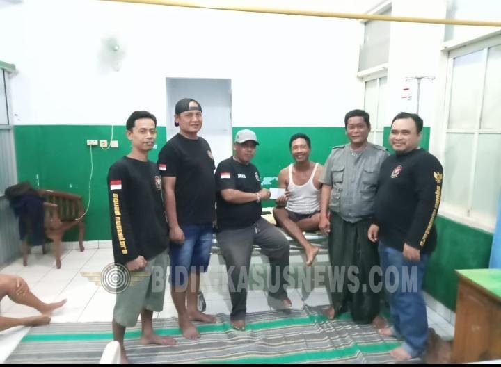 Wujud Kepedulian, Squad Nusantara PAC Bangsri Jenguk Anggota yang Sakit