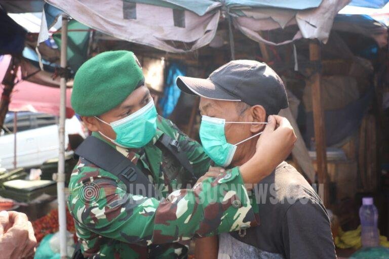 Pembersihan Masjid Hingga Pembagian Masker, Babinsa Kodim 0410/KBL Bergerak Cepat Hadapi Dampak Abu Vulkanik Anak Krakatau di Bandar Lampung