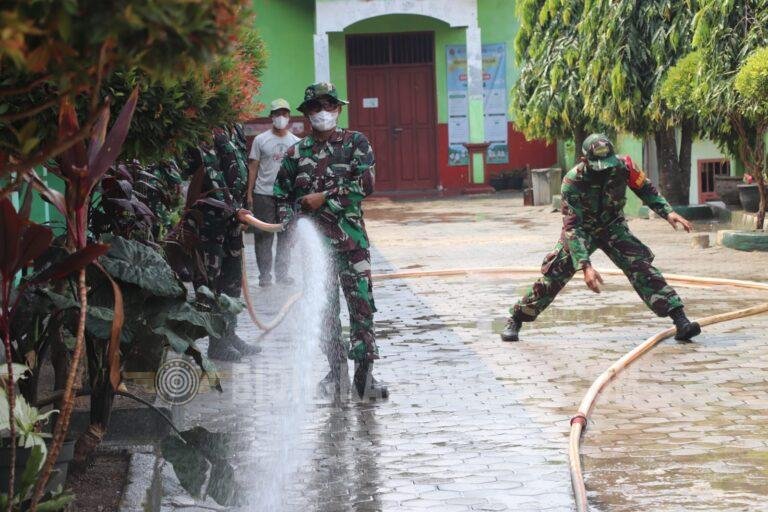 Pembersihan Abu Vulkanik di SDN 8 Gedong Air, Babinsa Kodim 0410/KBL Kerahkan Mobil Damkar