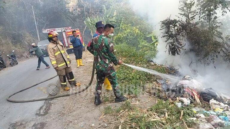 Babinsa dan Warga Bergerak Cepat Padamkan Kebakaran Lahan Gambut di Panjang