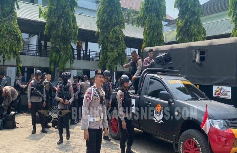 PERSONEL SATBRIMOBDA SUMSEL BKO POLRES MUBA LAKSANAKAN PENGAMANAN AKSI UNJUK RASA DI KANTOR PEMKAB MUBA