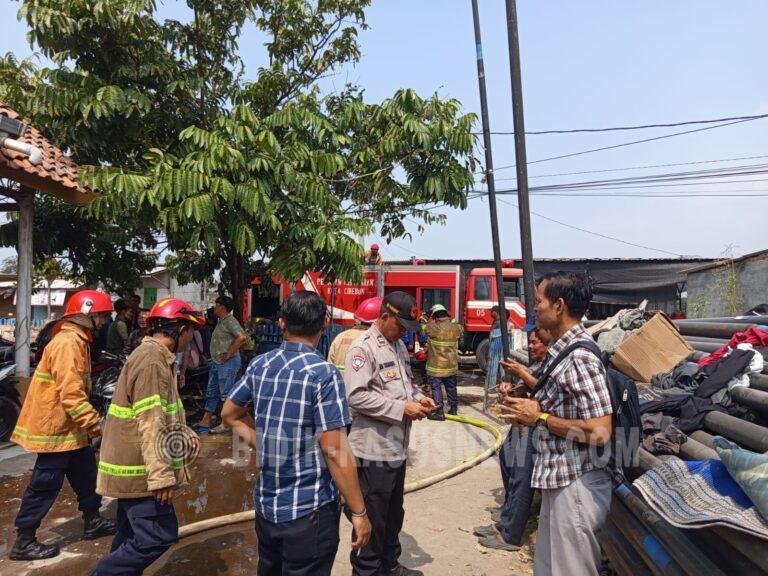 Polsek Seltim Bersama Damkar Berhasil Padamkan Kebakaran Gudang Wifi