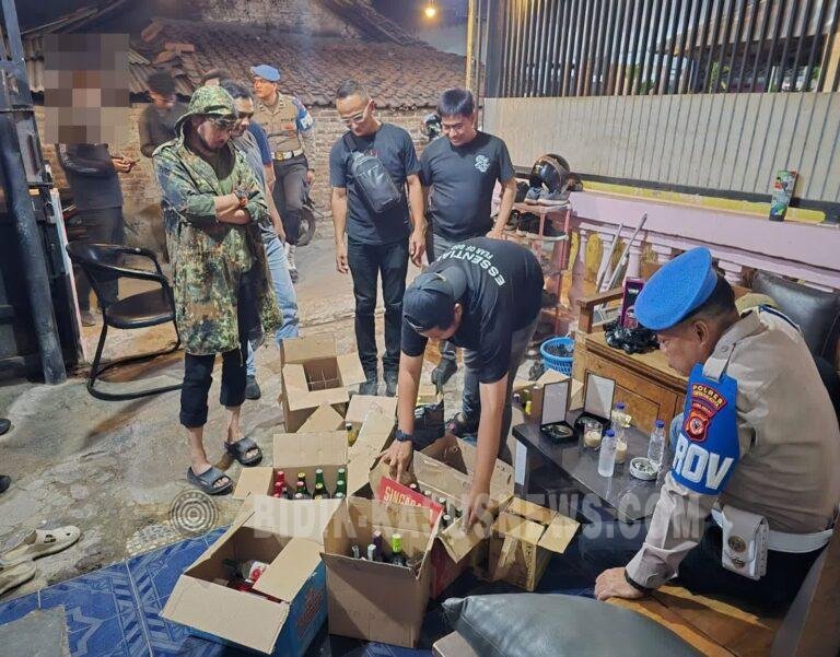 Operasi Pekat Polres Cirebon Kota Sita 201 Miras dari Sebuah Toko di Tengah Tani