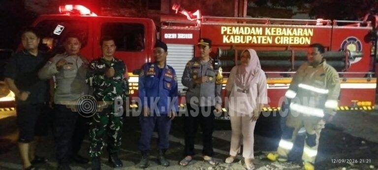 Kebakaran Lahan Kosong Bekas Bangunan PMI di Kedawung Cepat Ditangani, Kapolsek Turun Langsung ke TKP