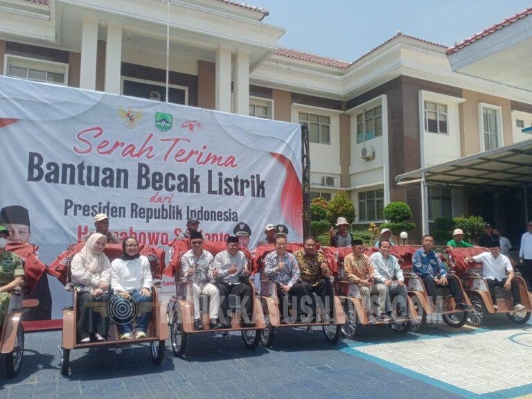 300 Becak Listrik Bantuan Presiden Di Majalengka Diserahkan  