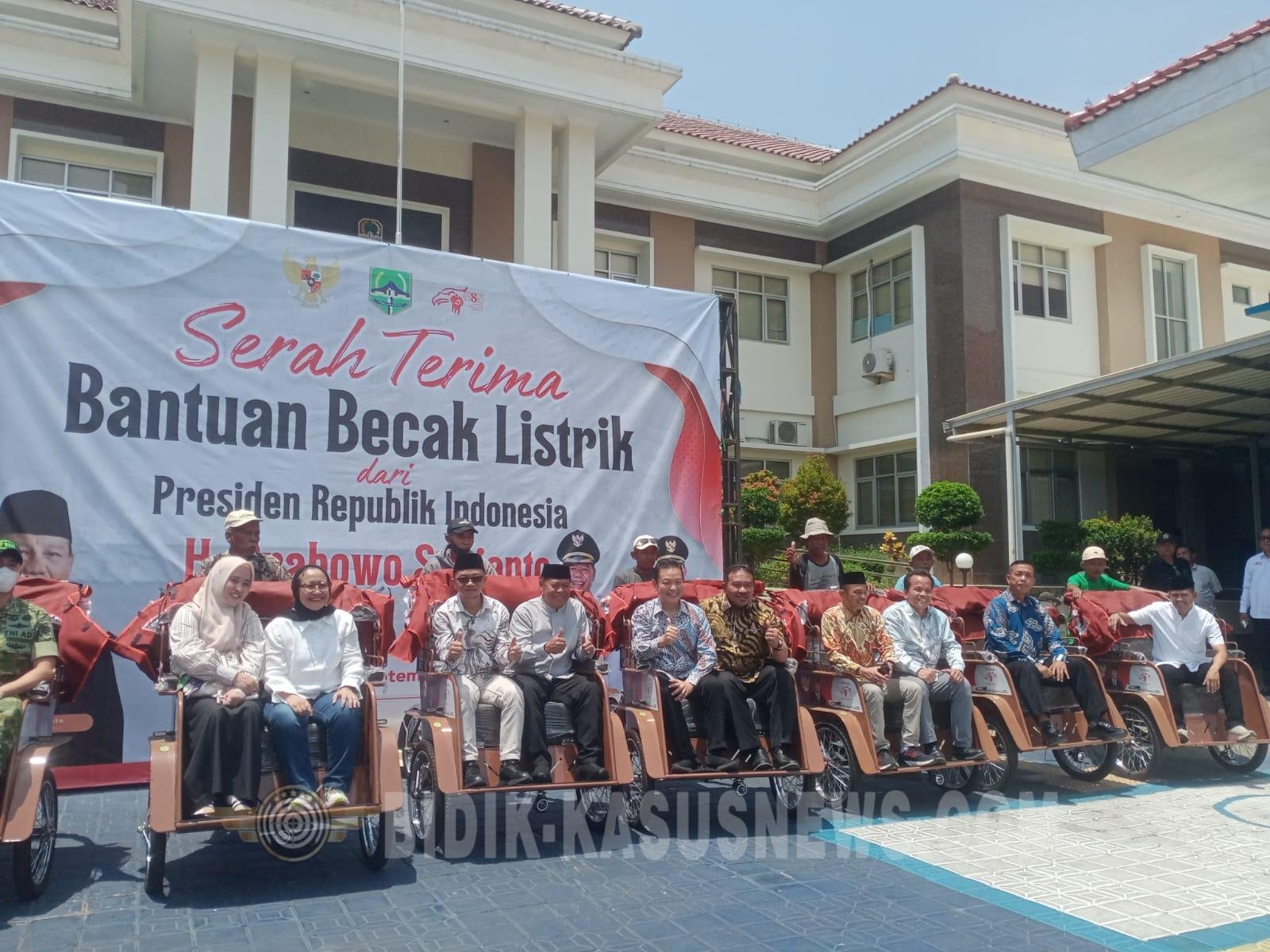 300 Becak Listrik Bantuan Presiden Di Majalengka Diserahkan  