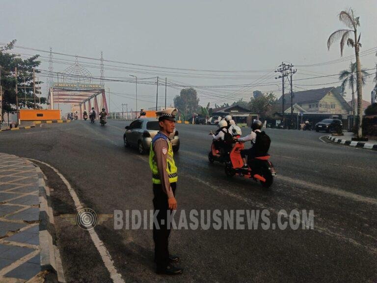 Polisi Hadir di Sejumlah Simpang Amuntai, Satlantas Polres HSU Atur Arus Lalu Lintas Pagi Hari