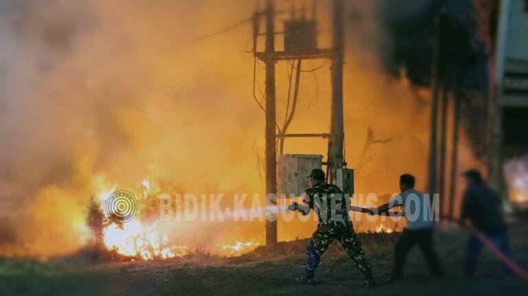 Babinsa Koramil 410-06/KDT Bersama Warga Lakukan Pemadaman Kebakaran di Depan Terminal Rajabasah