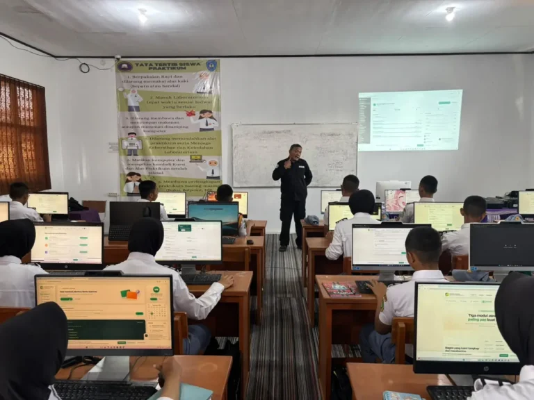Edukasi Digital dan Bahaya Kekerasan Anak, Polres Majalengka Gelar Sosialisasi TOT Paham AI di SMK Negeri 1 Kadipaten