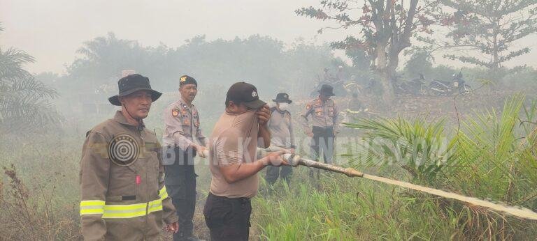 Dua Titik Hotspot Terdeteksi di Desa Beringin HSU, Polisi Bersama Warga Padamkan Karhutla Seluas 2 Hektare