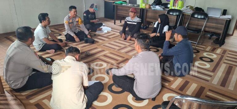 Cegah Karhutla, Kapolsek Amuntai Utara Sambangi Pemdes Tangkawang dan Ajak Warga Waspada