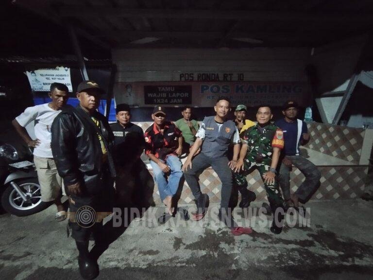 Jaga Keamanan Malam Hari, Babinsa Jagabaya II Bersama Warga Patroli Siskamling