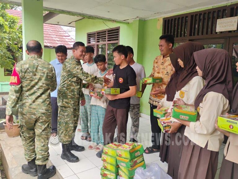 Babinsa Normal 410-14/TKT Laksanakan Kegiatan Jumat Berbagi