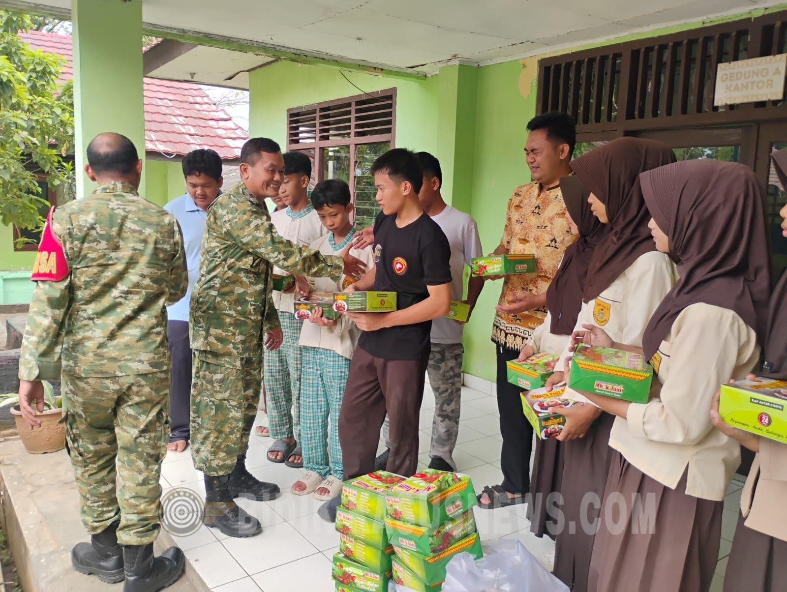 Babinsa Normal 410-14/TKT Laksanakan Kegiatan Jumat Berbagi
