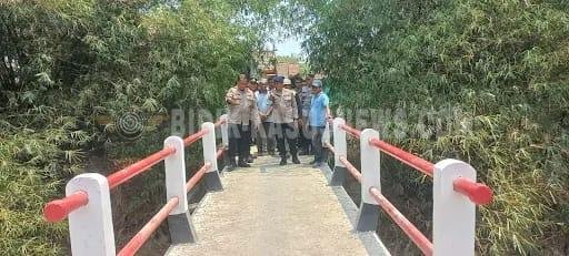 Tinjau Jembatan Cikasarung, Kombes Pol Irfan Nurmansyah Apresiasi Gotong Royong Warga Kadipaten