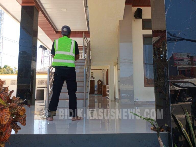 Juru Parkir Masjid Al-Jalil Surade Pilih Shalat di Luar Ruangan Demi Keamanan Kendaraan Jemaah