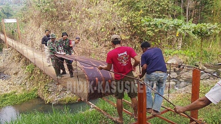 Babinsa Koramil 410-03/TBU Bergerak Cepat Bangun Jembatan Perintis Garuda di Teluk Betung Barat