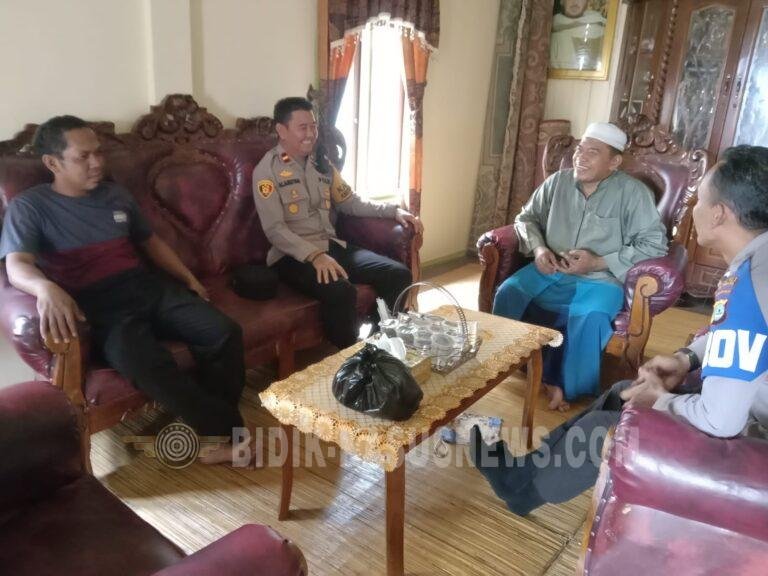 Kapolsek Amuntai Utara Silaturahmi dengan Tokoh Desa Pimping, Bahas Pencegahan Karhutla
