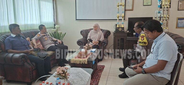 Kapolsek Jatinegara Turun Langsung Pantau Sekolah, Pastikan Pelajar Aman di Tengah Situasi Unjuk Rasa