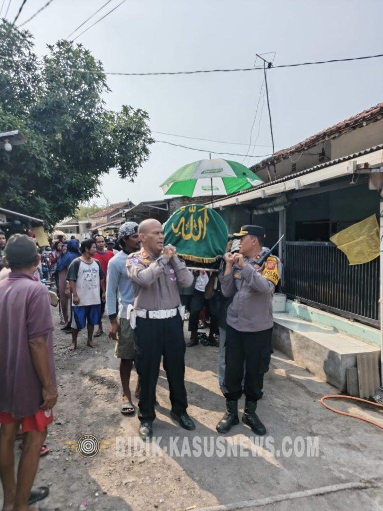 Kapolsek Kedawung Antar Jenazah Korban, Bentuk Empati Polisi kepada Keluarga