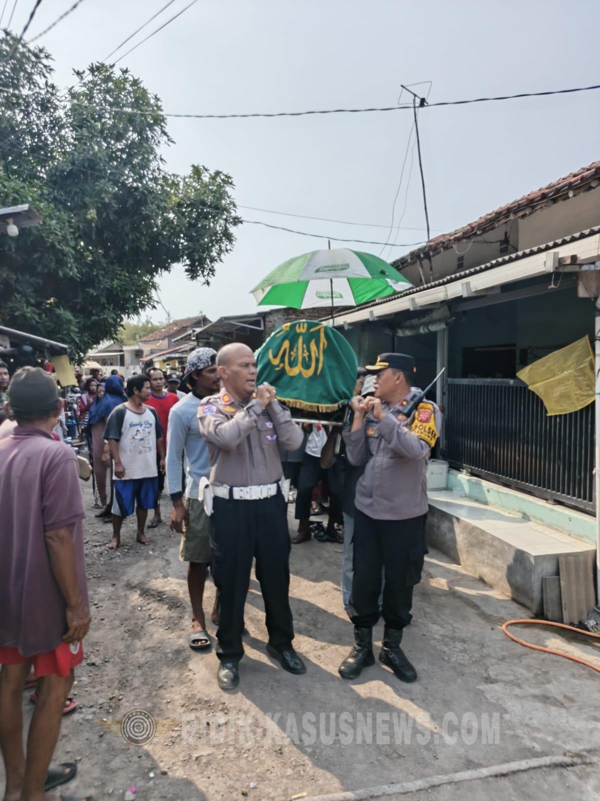 Kapolsek Kedawung Antar Jenazah Korban, Bentuk Empati Polisi kepada Keluarga