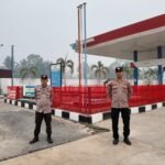 Patroli Polsek Amuntai Selatan Pastikan Penyaluran BBM di SPBU Panyiuran Berjalan Aman