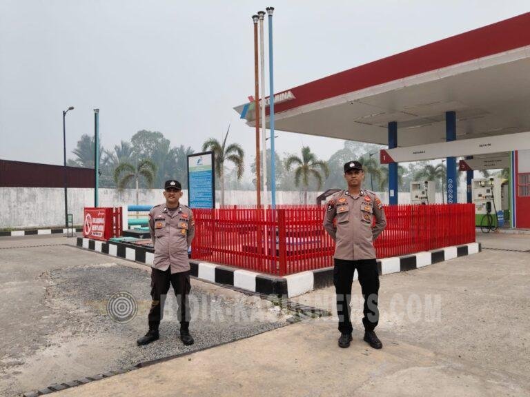 Patroli Polsek Amuntai Selatan Pastikan Penyaluran BBM di SPBU Panyiuran Berjalan Aman