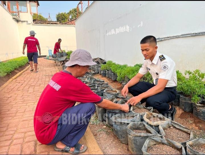 Tanam Bibit Pare, Rutan Jepara Manfaatkan Lahan Branggang untuk Ketahanan Pangan