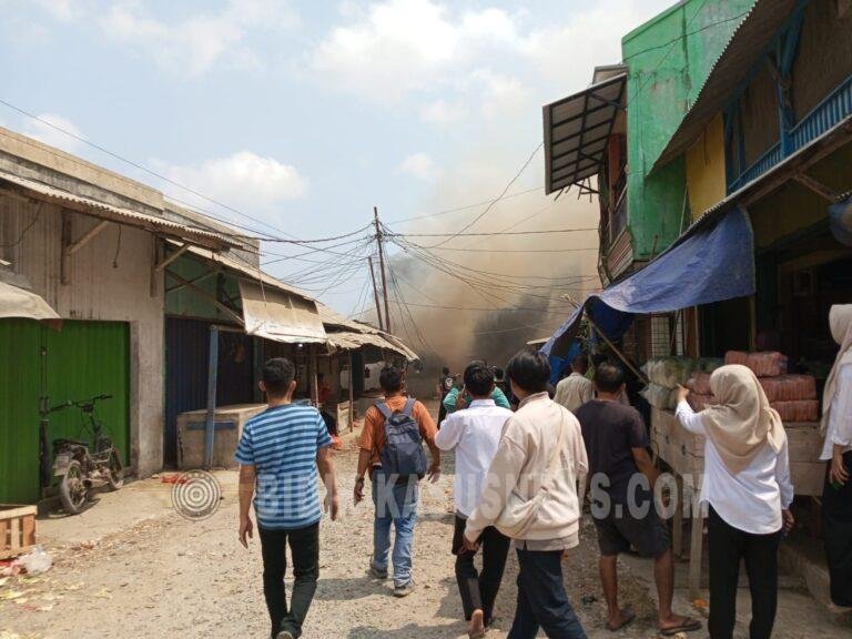 P2BK Surade Berjibaku Tangani Kebakaran Pasar, Sembilan Kios Ludes Terbakar