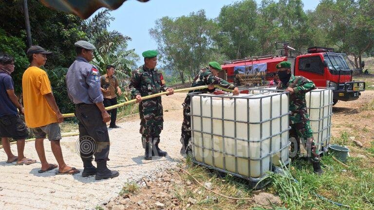 Kemarau Panjang Melanda Lampung, Babinsa Kodim 0410/KBL Salurkan Bantuan Air Bersih ke Warga Srengsem