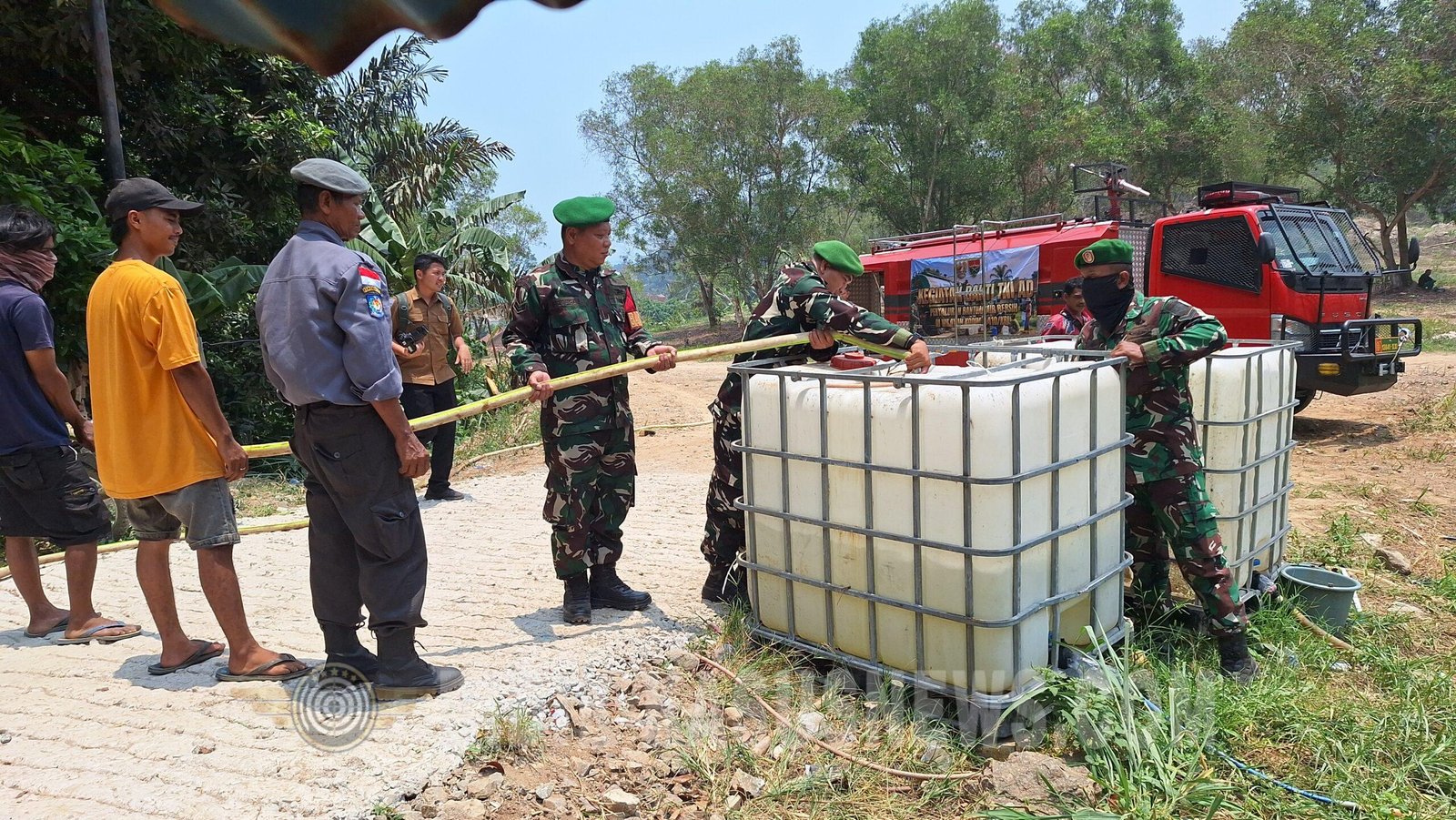 Kemarau Panjang Melanda Lampung, Babinsa Kodim 0410/KBL Salurkan Bantuan Air Bersih ke Warga Srengsem