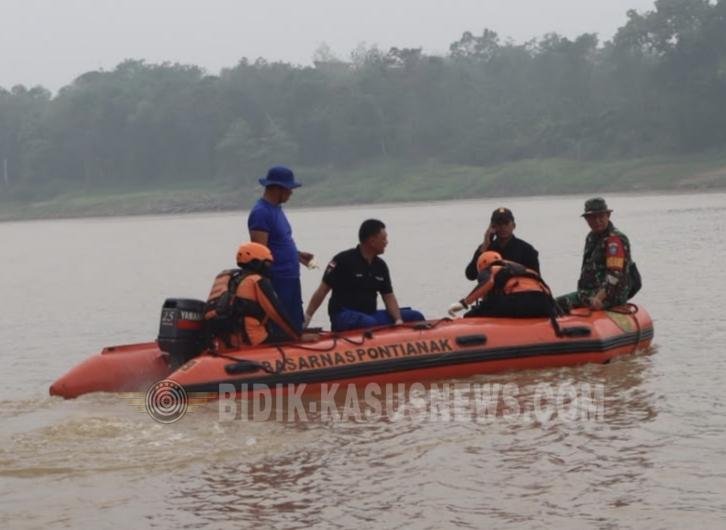 Danramil Peltu Yohanes.SH Kec.Sepauk Menemukan Korban Tenggelam Di Sungai Kapuas,Setelah Pencarian 5 Kilometer