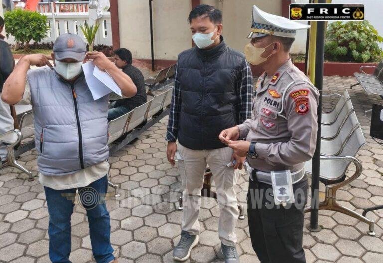 Satlantas Polres Kuningan Bagikan Masker, Sasar Wajib Pajak hingga Tukang Ojek