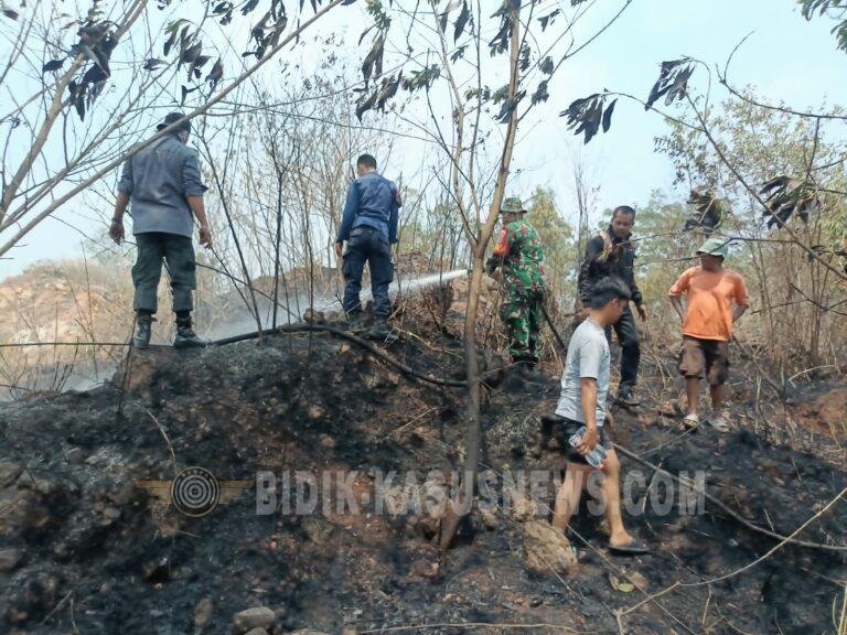 Kebakaran Lahan Kosong di Perbukitan Sukabumi Bandar Lampung, Babinsa dan Warga Padamkan Api Secara Manual