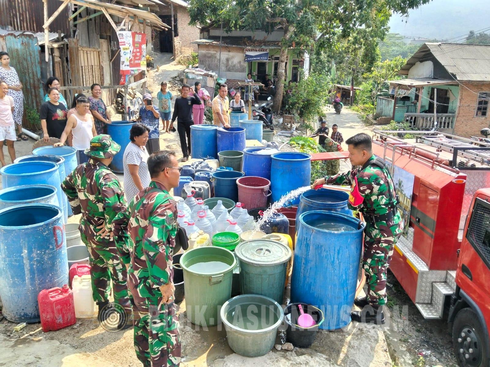 Kemarau Berkepanjangan, Babinsa Pantau Penyaluran Bantuan Air Bersih untuk Warga Garuntang Bandar Lampung