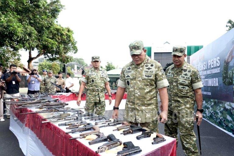 Pendekatan Prajurit Berbuah Kepercayaan, Masyarakat Sukarela Serahkan 75 Senjata