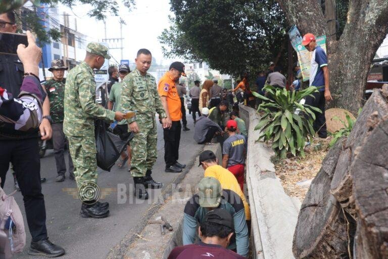 Dandim 0410/KBL Bersama Danramil 410-05/TKP Turun Langsung Dalam Kegiatan Karya Bakti Bersih Pasar
