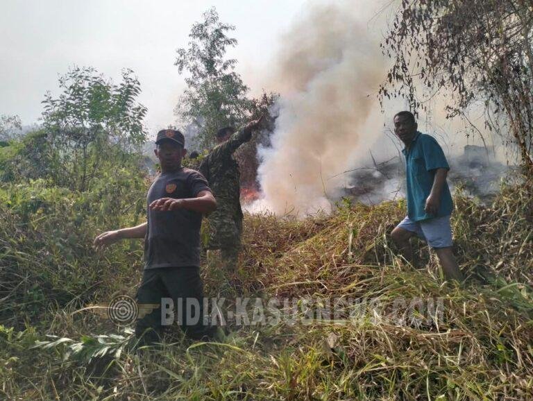 Gerak Cepat Babinsa dan Warga, Kebakaran Lahan Kosong di Jalan RE Martadinata Berhasil Dijinakkan