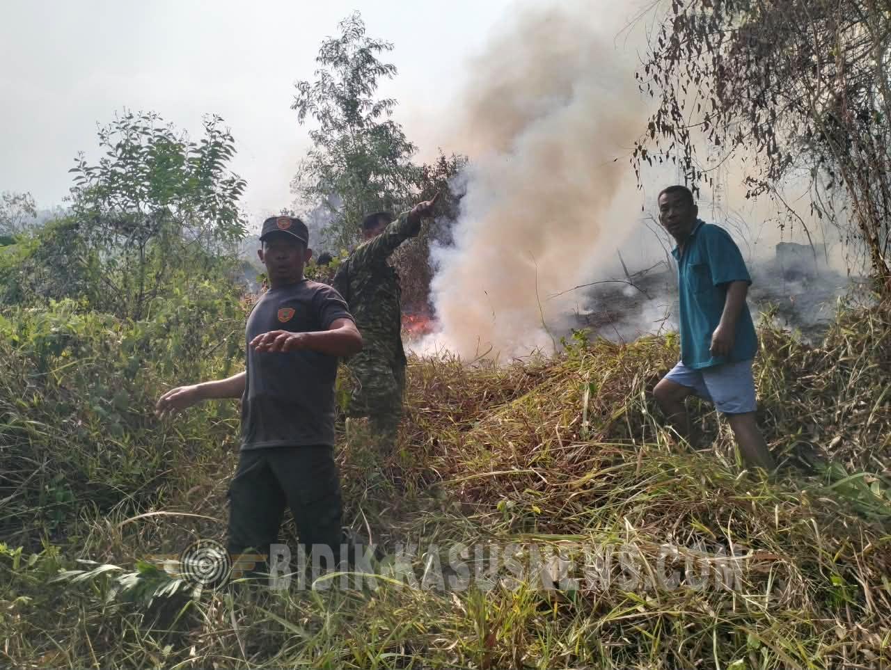 Gerak Cepat Babinsa dan Warga, Kebakaran Lahan Kosong di Jalan RE Martadinata Berhasil Dijinakkan