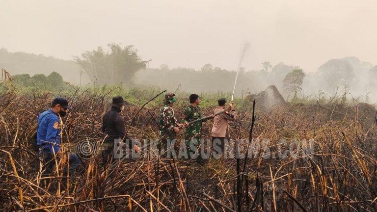 Polsek Amuntai Utara Bersama Tim Gabungan Padamkan Karhutla di Tebing Liring, Sekitar 1 Hektare Lahan Terbakar
