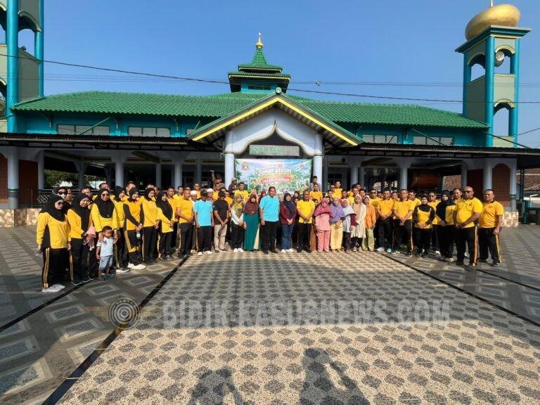 Wujudkan Lingkungan Asri dan Sehat, Wakapolres Kuningan Pimpin Jumat Bersih Bersama Warga di Masjid Desa Ragawacana