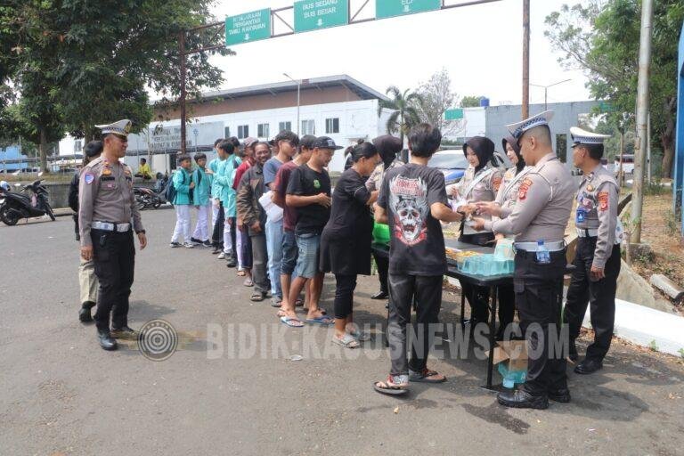 Wujud Kepedulian Sosial, Sat Lantas Polres Kuningan Gelar “Jumat Berkah” Berbagi Makanan Gratis untuk Masyarakat