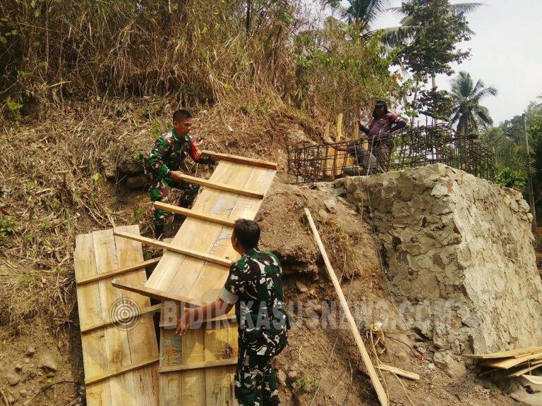 Babinsa dan Warga Gotong Royong Bangun Dua Jembatan Gantung di Bandar Lampung