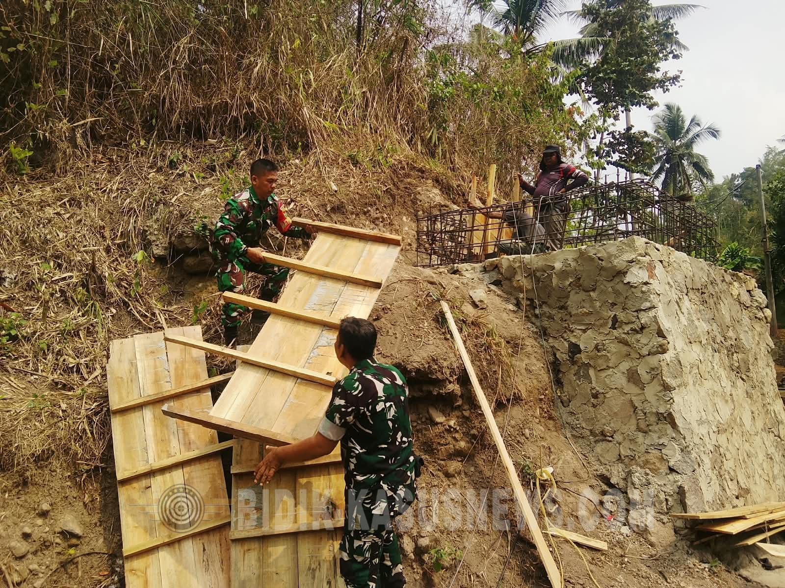 Babinsa dan Warga Gotong Royong Bangun Dua Jembatan Gantung di Bandar Lampung