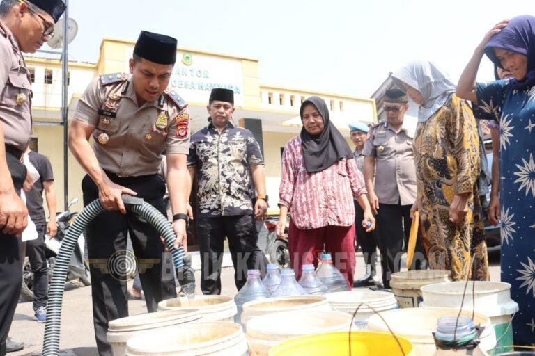 Bantu Warga Terdampak Kekeringan, Polres Kuningan Salurkan Air Bersih ke Desa Hantara