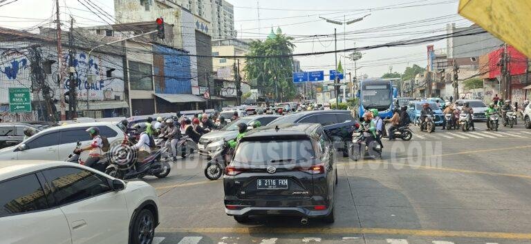 Proyek Galian Diduga Picu Kemacetan di Otista, Antrean Kendaraan Merambat ke Jalan Permukiman
