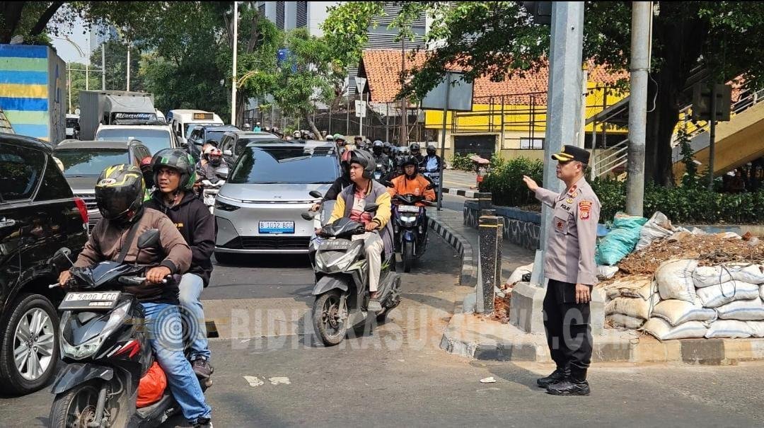 Respons Cepat Keluhan Warga, Kapolsek Jatinegara Turun Langsung Atur Lalu Lintas di Tengah Kemacetan