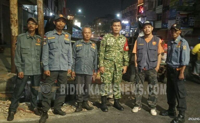Antisipasi Curanmor dan Tawuran Remaja, Babinsa Kaliawi Bersama Warga Gelar Patroli Siskamling