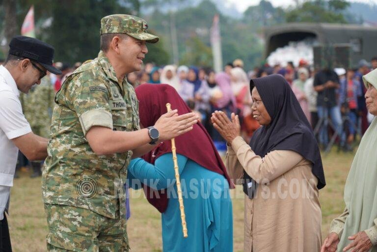 PANGDAM III/SILIWANGI TINJAU PERCEPATAN PEMBANGUNAN KDKMP DAN SALURKAN 3.000 PAKET SEMBAKO DI TAKOKAK, CIANJUR